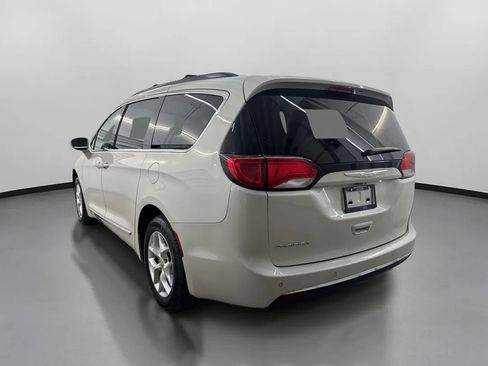 Used 2017 Chrysler Pacifica Touring-L w/ Tire & Wheel Group FWD image 7