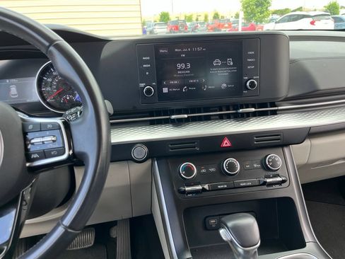Used 2024 Kia Carnival LX FWD image 17