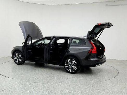 Certified 2025 Volvo V60 B5 Cross Country Plus image 12