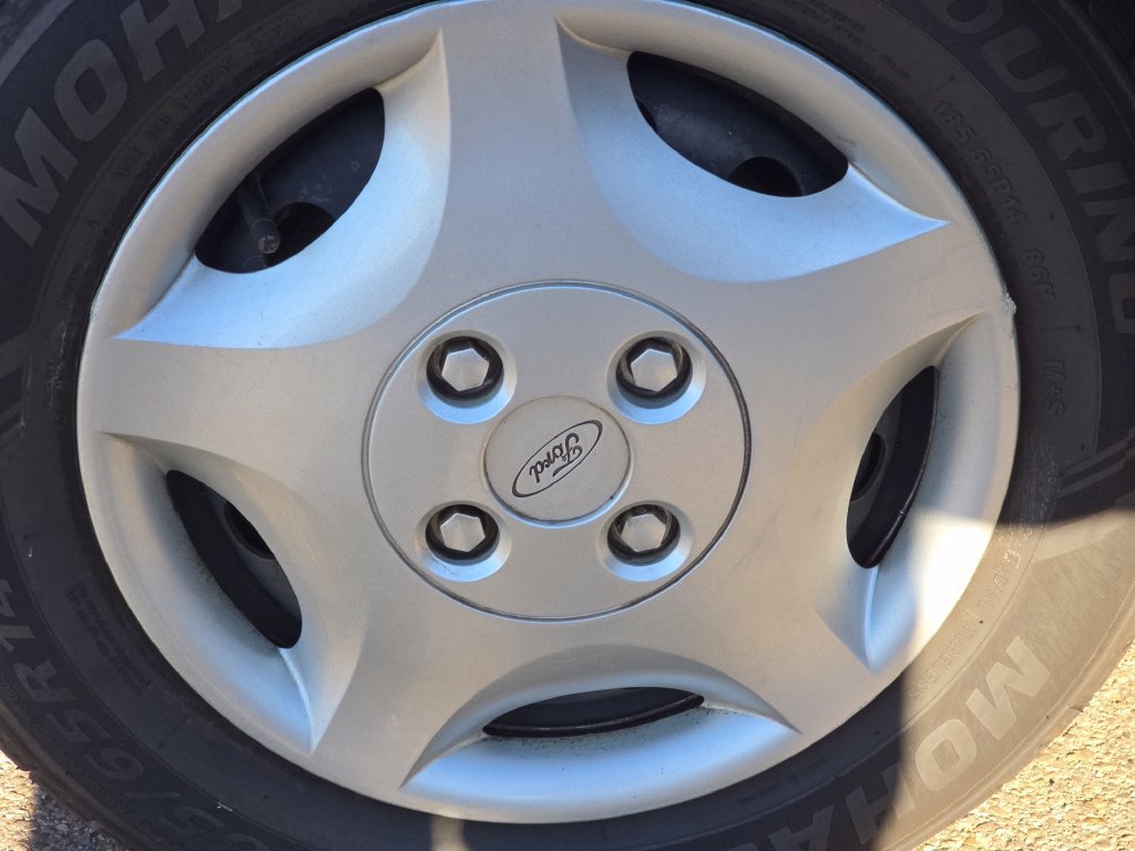 Used 2003 Ford Focus LX FWD image 9