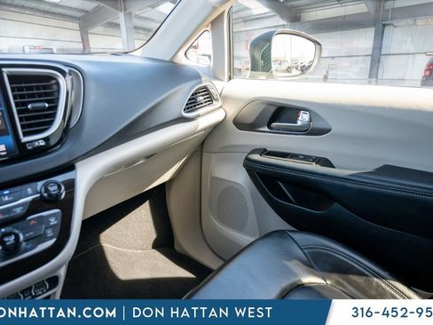 Used 2023 Chrysler Pacifica Touring-L FWD image 14