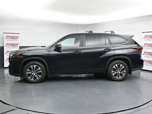 Used 2023 Toyota Highlander XLE FWD image 5
