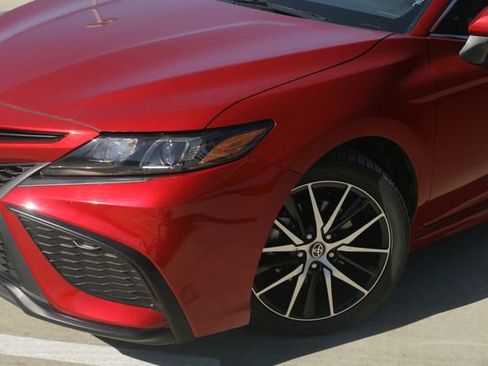 Used 2023 Toyota Camry SE image 3