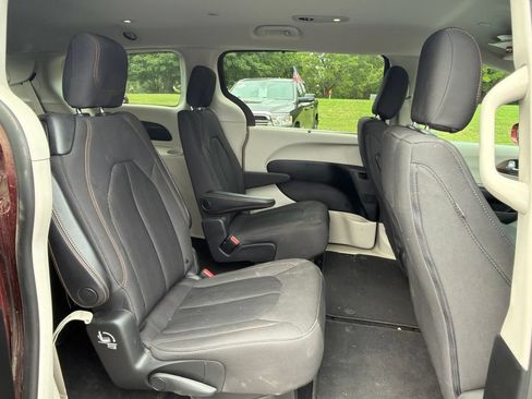 Used 2019 Chrysler Pacifica Touring Plus w/ Cold Weather Group FWD image 12