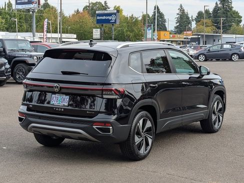 Used 2025 Volkswagen Taos SE w/ Panoramic Sunroof Package image 5