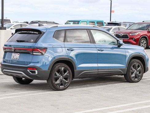 New 2025 Volkswagen Taos SE w/ Black Wheel Package FWD image 4