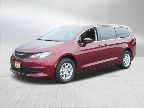 Certified 2023 Chrysler Voyager LX FWD image 3