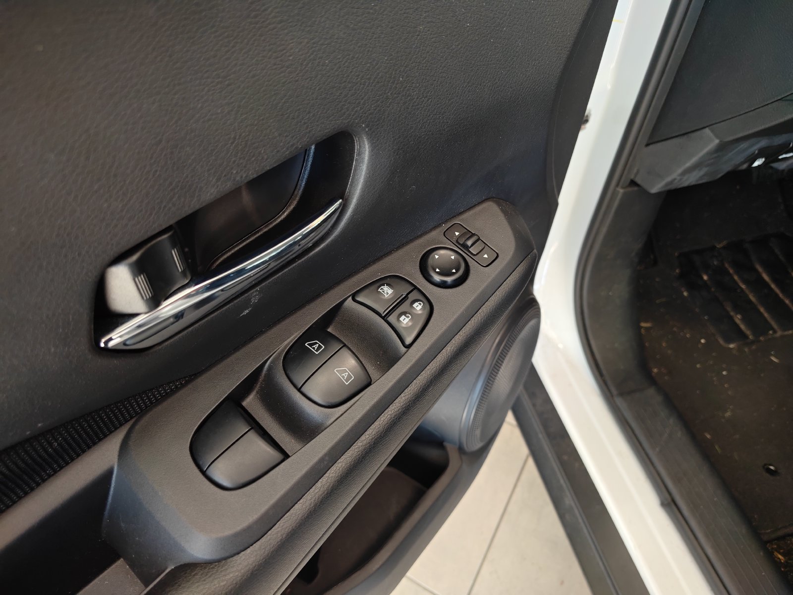 Used 2022 Nissan Kicks SV FWD image 9