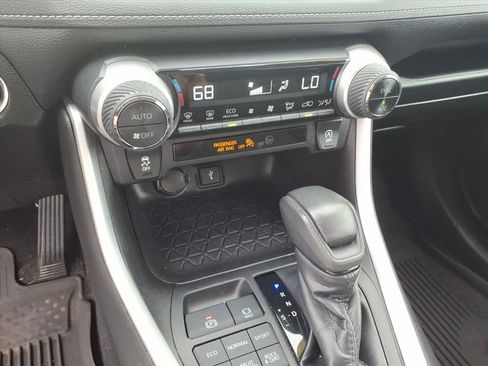 Used 2021 Toyota RAV4 XLE AWD/4WD image 34