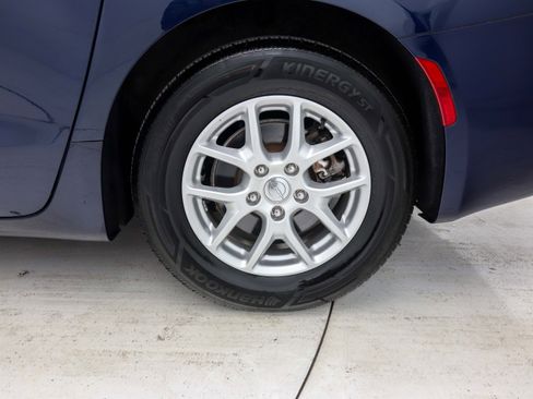 Used 2020 Chrysler Voyager LX image 32