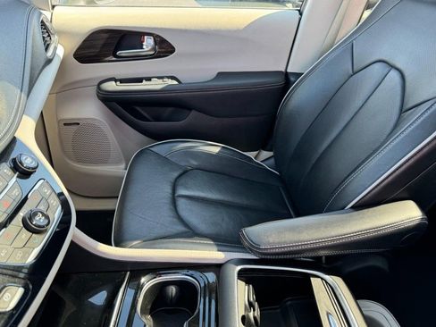 Used 2017 Chrysler 200 LX image 15