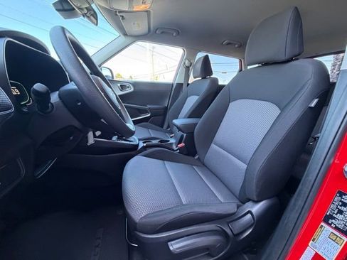 Used 2025 Kia Soul LX image 11