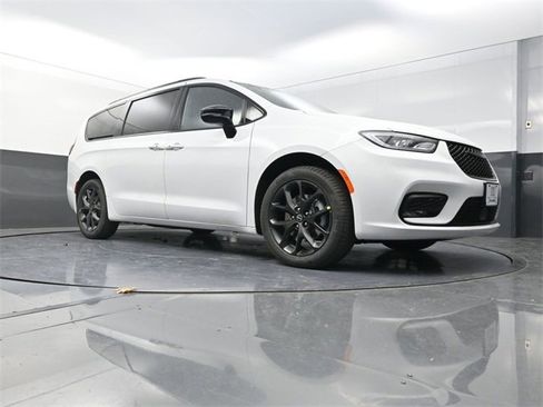 New 2026 Chrysler Pacifica Select image 17