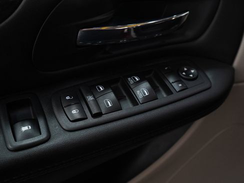 Used 2018 Dodge Grand Caravan SE FWD image 23