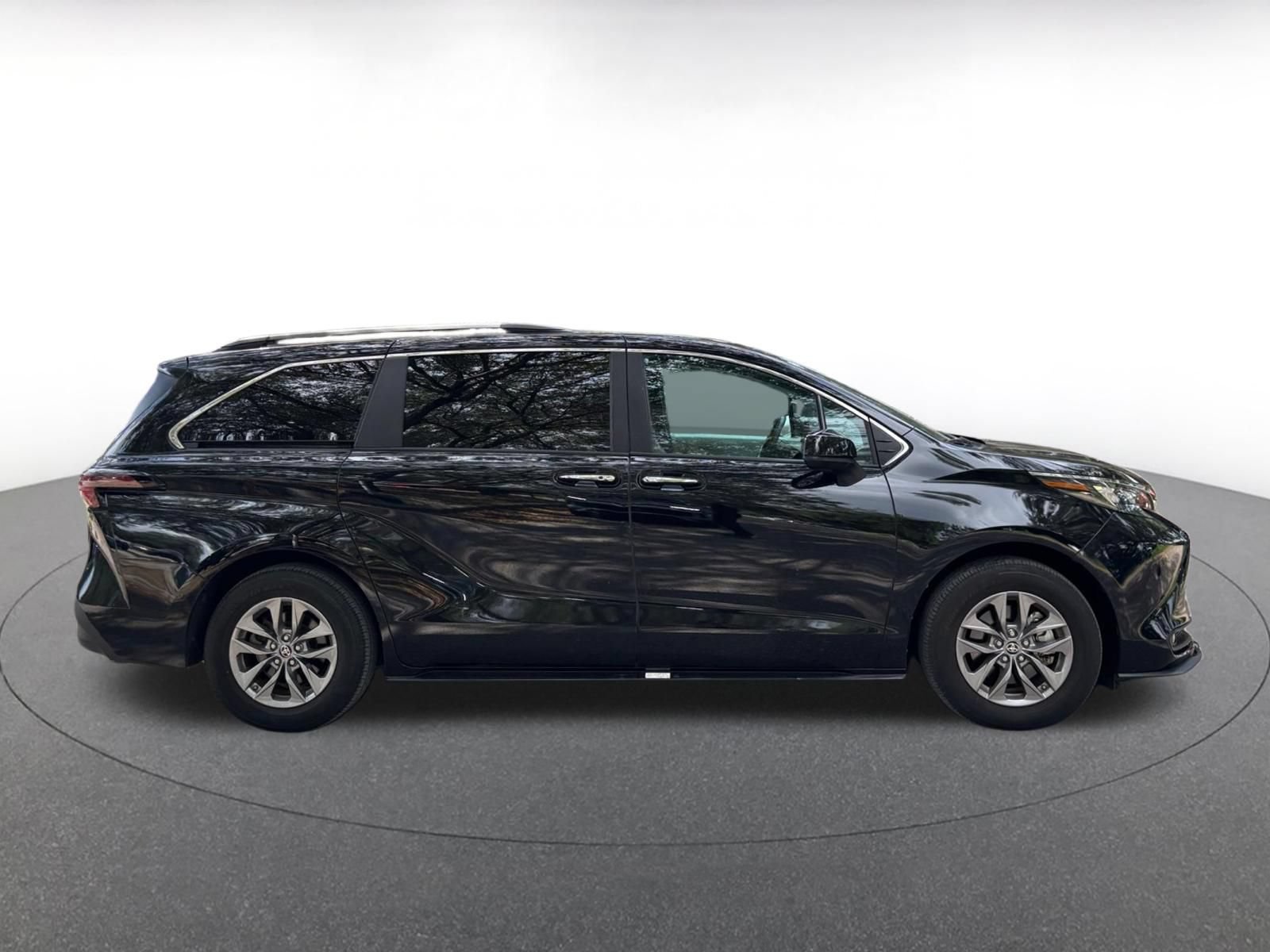 Used 2025 Toyota Sienna XLE FWD image 9