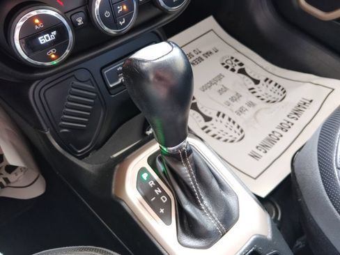 Used 2015 Jeep Renegade Limited FWD image 28
