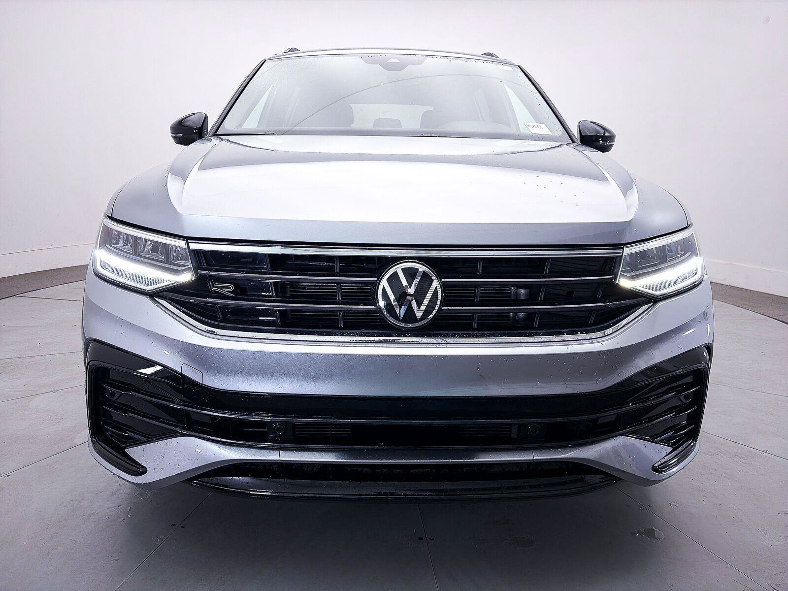 Used 2023 Volkswagen Tiguan SE R-Line FWD image 11