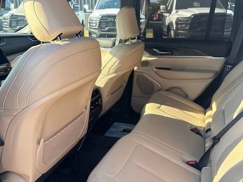 Used 2024 Jeep Grand Cherokee Limited w/ Luxury Tech Group II AWD/4WD image 12