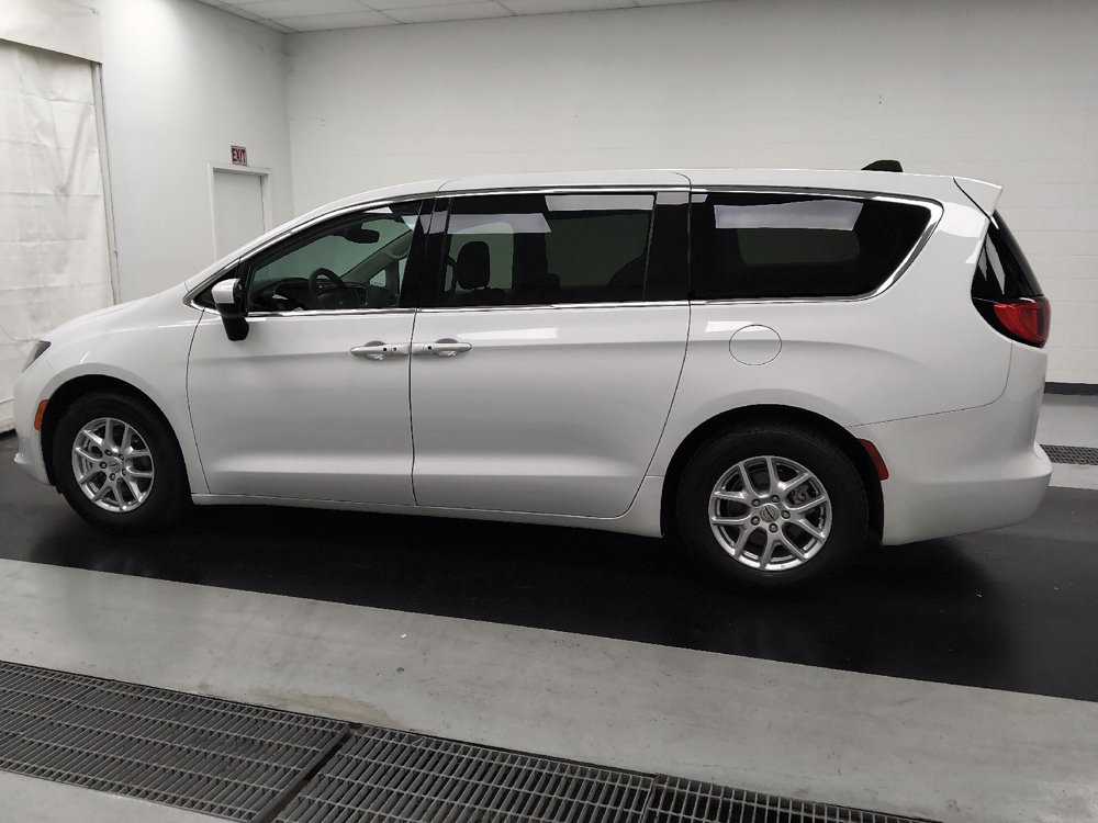 Used 2023 Chrysler Voyager LX FWD image 3