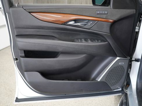 Used 2019 Cadillac Escalade Luxury AWD/4WD image 27