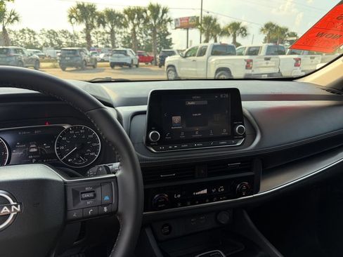 Used 2025 Nissan Rogue SV FWD image 21