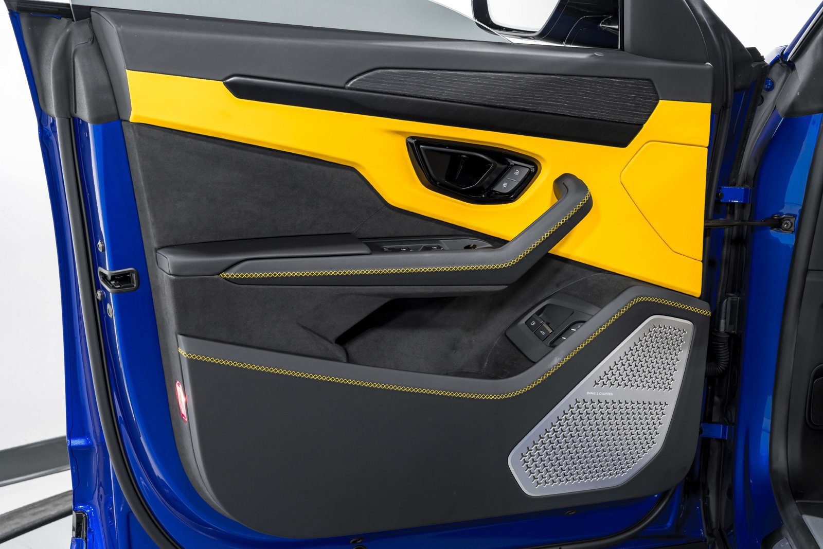 Used 2025 Lamborghini Urus SE AWD/4WD image 9