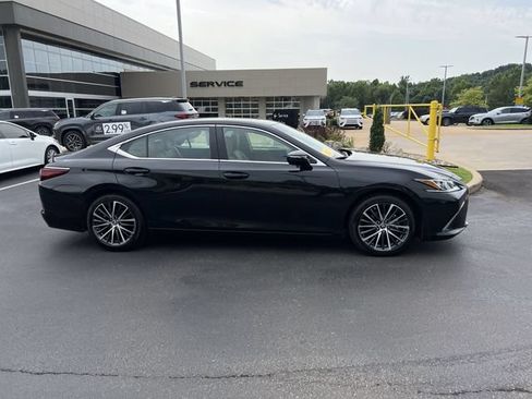 Used 2025 Lexus ES 350 w/ Premium Package FWD image 2