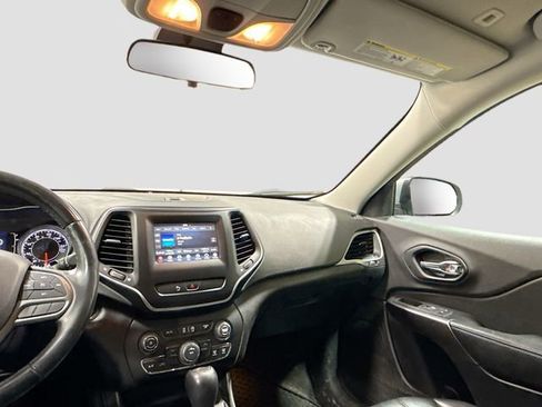 Used 2019 Jeep Cherokee Latitude Plus w/ Cold Weather Group image 23