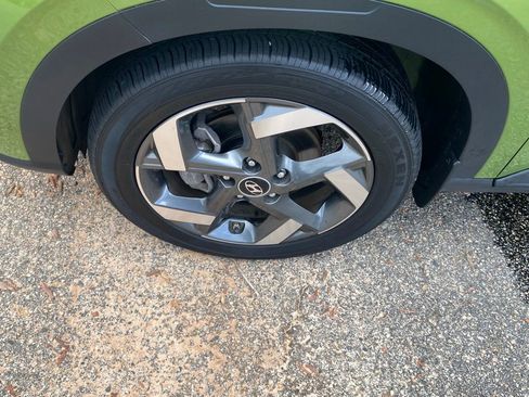 Used 2024 Hyundai Venue SEL FWD image 18