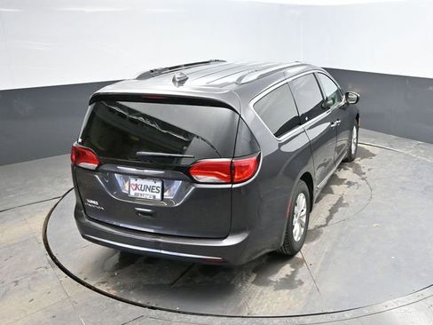 Used 2018 Chrysler Pacifica Touring-L image 42