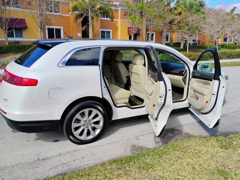 Used 2014 Lincoln MKT FWD image 3