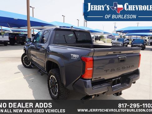 Used 2025 Toyota Tacoma TRD Sport AWD/4WD image 4