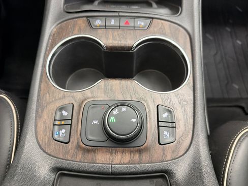 Used 2020 GMC Acadia Denali w/ Technology Package FWD image 32