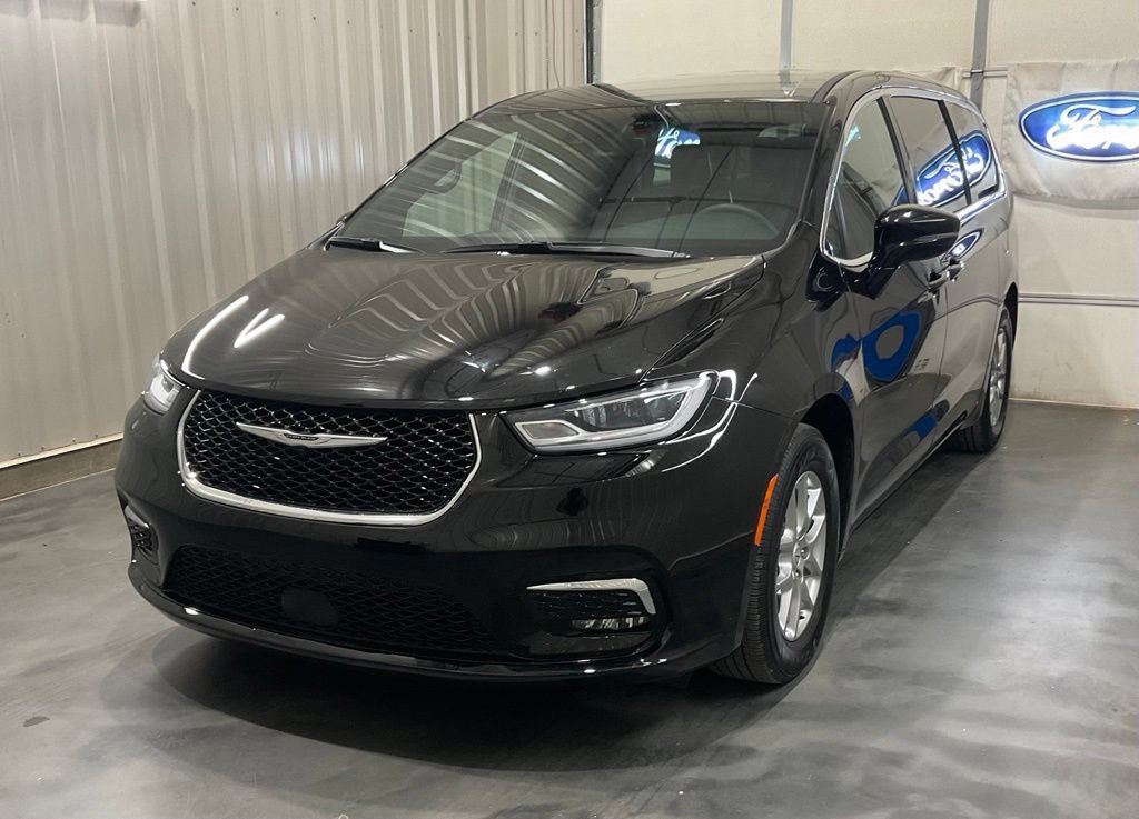 Used 2025 Chrysler Pacifica Select FWD image 3