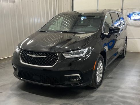 Used 2025 Chrysler Pacifica Select FWD image 3