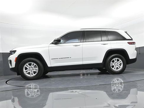 Used 2023 Jeep Grand Cherokee Laredo AWD/4WD image 33