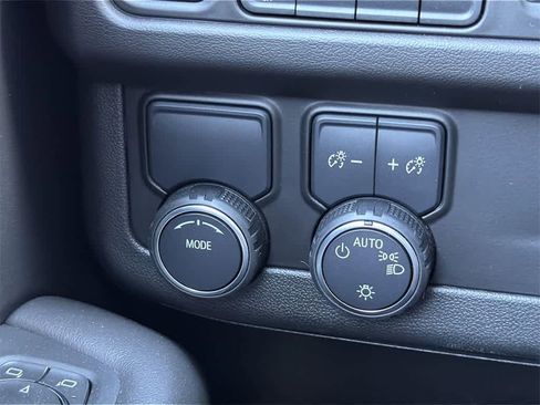 Used 2023 Chevrolet Suburban Premier image 21