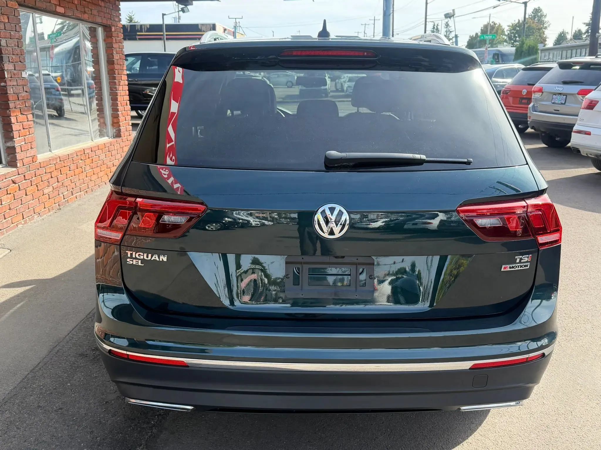 Used 2018 Volkswagen Tiguan SEL w/ 3rd Row Seat Package AWD/4WD image 4