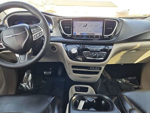 Used 2023 Chrysler Pacifica Touring-L image 29