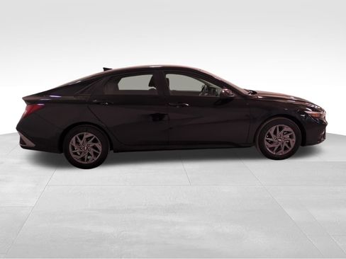 Used 2025 Hyundai Elantra Blue image 4