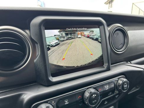 Used 2023 Jeep Wrangler Unlimited w/ Sun & Screen Package image 31