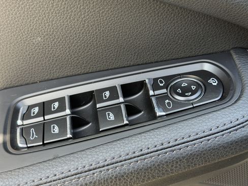 Certified 2025 Porsche Macan AWD/4WD image 24