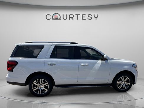 Used 2022 Ford Expedition Limited image 6