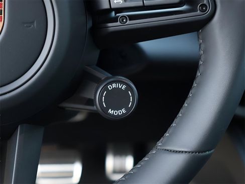 New 2025 Porsche Macan 4S Electric image 33