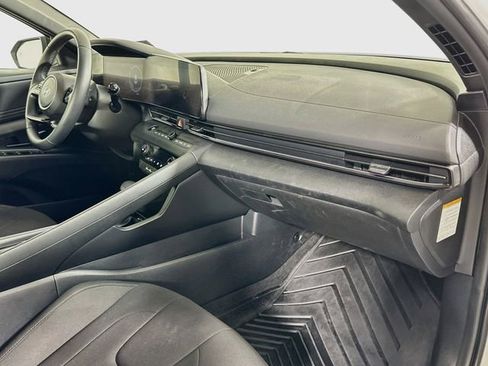 Used 2025 Hyundai Elantra SEL FWD image 32