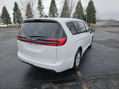 Used 2024 Chrysler Pacifica Touring-L image 6