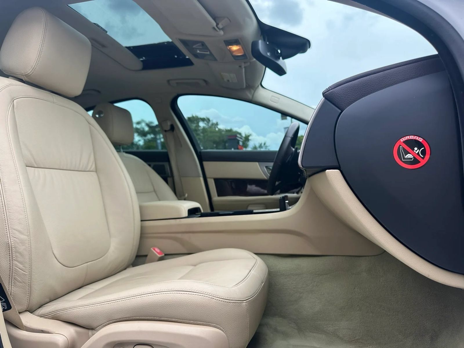 Used 2011 Jaguar XF RWD image 12