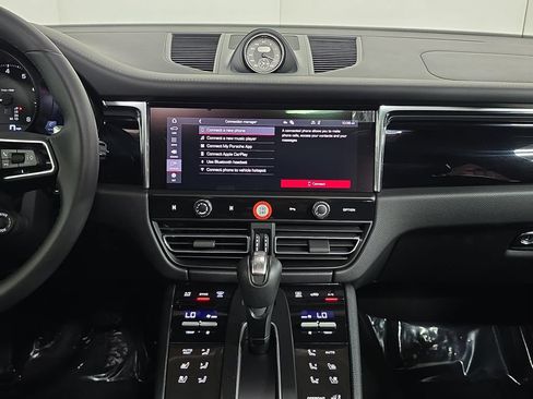 Certified 2026 Porsche Macan AWD/4WD image 16