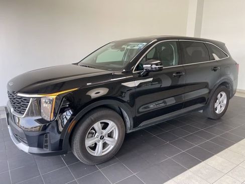 Used 2025 Kia Sorento LX image 2