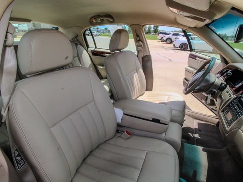 Used 2004 Lincoln Town Car Signature RWD image 16
